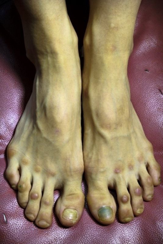 the_feet_of_professional_ballet_dancer_640_high_02