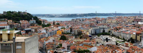 1200px-O_Castelo_de_São_Jorge_e_a_cidade_de_Lisboa_vistos_do_Miradouro_da_Senhora_do_Monte