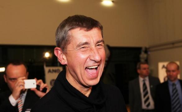 Je úplně jedno, že vláda nemá důvěru a premiér je trestně stíhaný. Stejně se ministři snaží jako pilné včeličky...