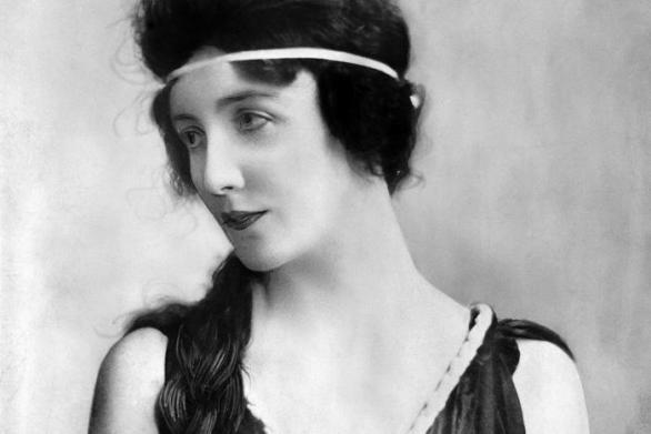 Audrey Munsonová učarovala mnoha umělcům své doby. Stála modelem více než šedesáti sochám, nicméně zemřela v zapomnění v ústavu pro duševně choré.