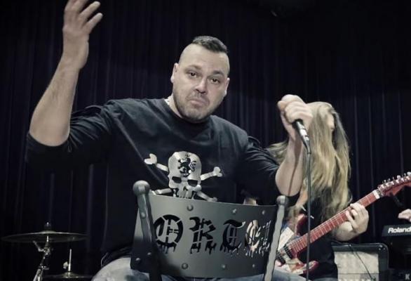 Když máte oddané fanoušky, můžete jim naservírovat kdejaký blaf, a oni stejně budou chtít přidat.