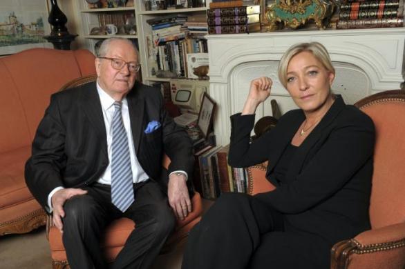 Marine Le Penová se svým otcem Jean Marie Le Penem. Oba doplatili na to, že pro většinu Francouzů je jejich politika prostě moc extremistická.