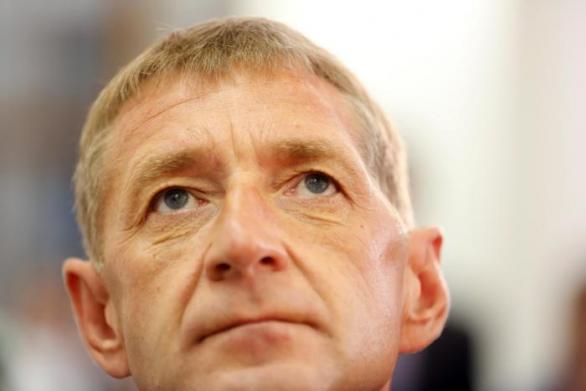 Kontroverzní lobbista Roman Janoušek má momentálně přerušený výkon trestu odnětí svobody ze zdravotních důvodů. Podle svých blízkých si ale na svobodě zdraví jen dál podlamuje.