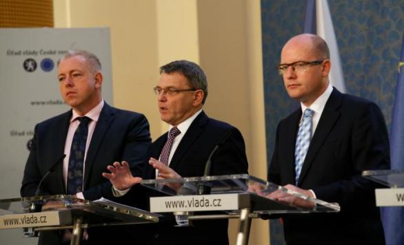 ČSSD zažívá personální zemětřesení. Předseda Bohuslav Sobotka v čele strany končí a bude nahrazen Milanem Chovancem. Do voleb ale povede ČSSD Lubomír Zaorálek.