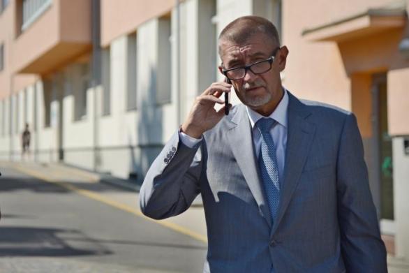 Ministrům a jejich úředníkům se to telefonuje, když za neomezené volání a 10 GB dat platí i desetkrát méně než obyčejní lidé.