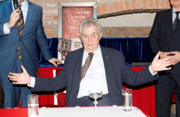 Šprýmař Miloš Zeman se svým transparentním účtem je nejlepší bankovní kampaní všech dob.