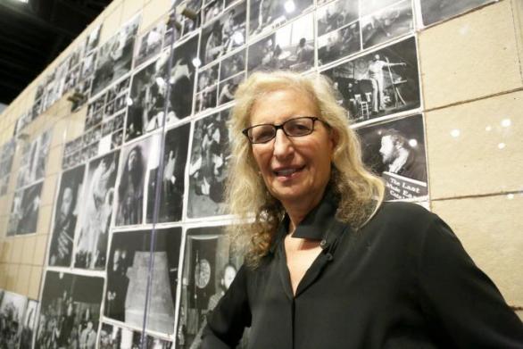 Dnes je Annie Leibovitz celosvětově uznávanou fotografkou. K fotografii se ale dostala až přes malování a hudbu.