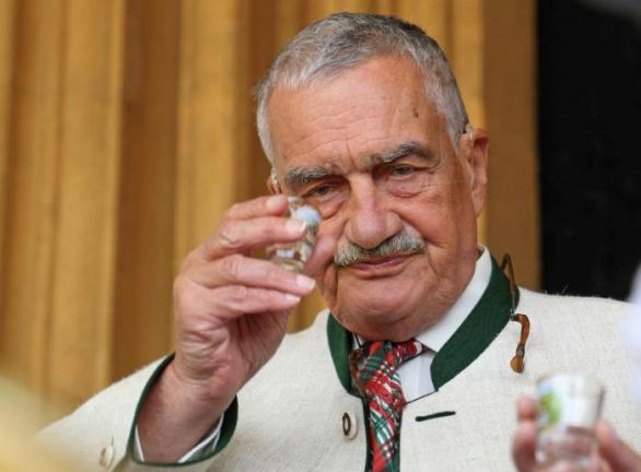 Kníže Karel Schwarzenberg je asi nejznámějším politikem TOP 09. Není ale jediným z členů strany, kdo má šlechtický původ.