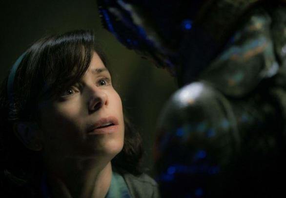 Sally Hawkins v hlavní roli němé uklízečky je fenomenální.
