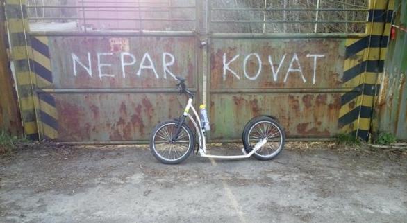 Na některých místech není radno parkovat ani kolobku
