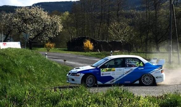 Na českých rally máte možnost udělat relativně dobré snímky. Nemusíte mít ani profi foťák. Autů jste tak blízko, že stačí mobil, v tomto případě Iphone.