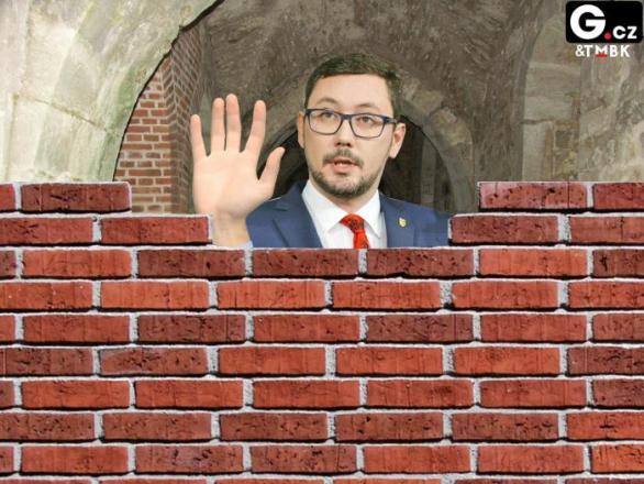 Jiří Ovčáček se loučí se svým Twitterem, zatímco je zaživa zazdíván do krypty se svým mrtvým pánem