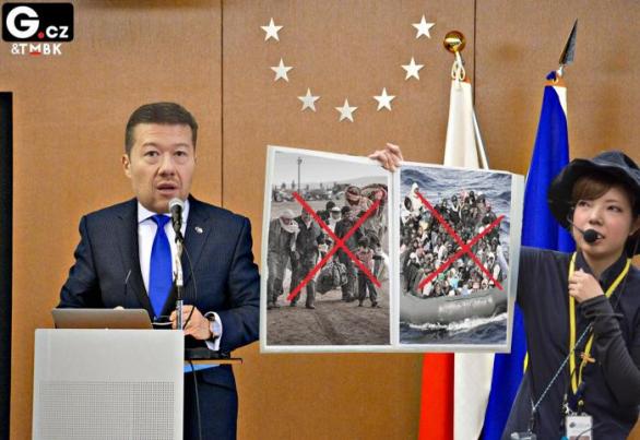 Tomio se za pultíkem v Evropském parlamentu rozohnil a přišel se svou teorií o zastavení uprchlíků. Bohužel si ho spletli s japonským ministrem, přidělili mu japonskou překladatelku, která mu nerozuměla, takže nebylo co překládat.