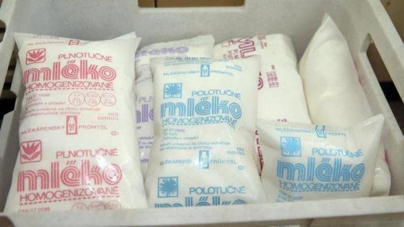 Tehdy bylo mléko v sáčcích z měkčeného plastu nechtěná nutnost, dnes je to retro móda v rámci marketingových akcí některých supermarketových řetězců. PCB se z nich ale do mléka neuvolňuje.