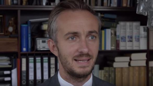 Německý komik Jan Böhmermann urazil tureckého prezidenta Erdogana a byl z toho průšvih.