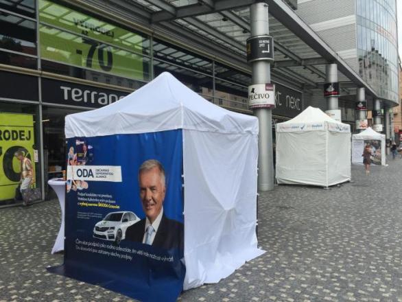 Tohle se asi bude těžko trumfovat. Za podpis petičního archu Vratislava Kulhánka můžete vyhrát nové auto. Vítejte v Česku v roce 2017.