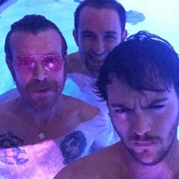 Raphaël (vpravo vepředu), jeho kamarád Arnaud (vzadu) se zpěvákem Eagles of Death Metal v bazénu