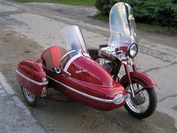 Jawa 350 se sajdkárou Velorex. Asi nejlegendárnější český motocykl.