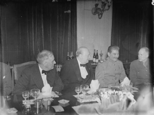 Na banketu během konference v Teheránu se Stalin choval normálně. Když ale hostil své podřízené komunisty v Sovětském svazu, většinou je opil do němoty.