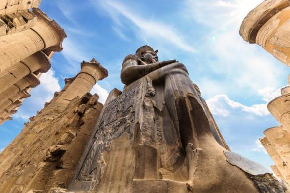 Další socha Ramesse II. v egyptském Luxoru. Zde se nachází největší egyptský chrámový komplex Karnak.