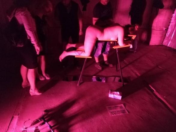 Na některé modelky si jde i sáhnout, stačí jen vzít si latexové rukavice. Zážitek pak boří hranici mezi dívkou-exponátem a návštěvníkem.