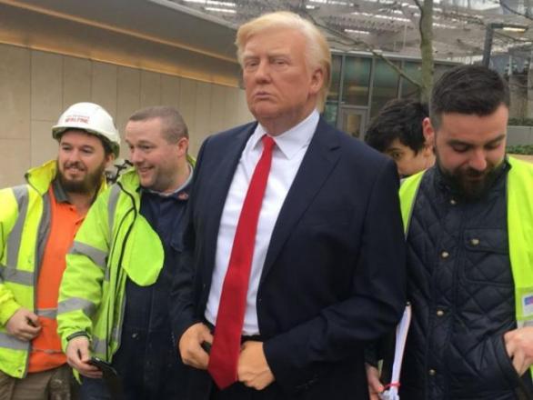 Skromný Donald Trump se ve Zlíně ochotně vyfotil s dělníky