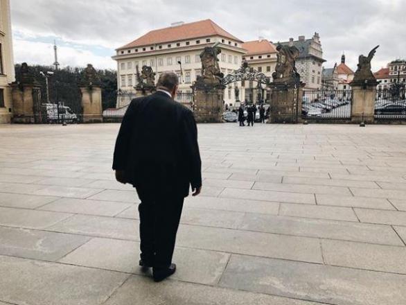 Čestný předseda strany TOP 09 na odchodu z Vladislavského sálu.
