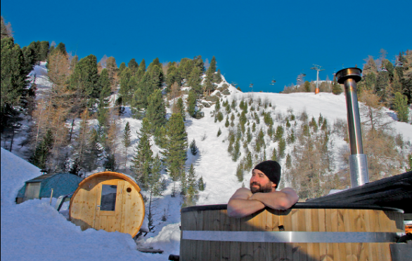 Horká lázeň u Iglú hotelu ve výšce 2000 m n. m. V „sudu“  pozadí je sauna.