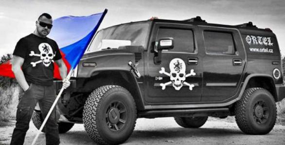 Nenávistné písničky už vychytralému Ortelovi vydělaly na luxusního terénního Hummera, novou motorku i nové bydlení.