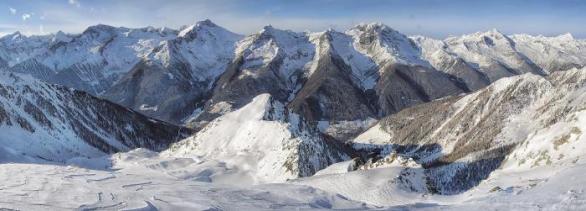Za hřebenem na obzoru leží Rakousko, oblast Zillertal.