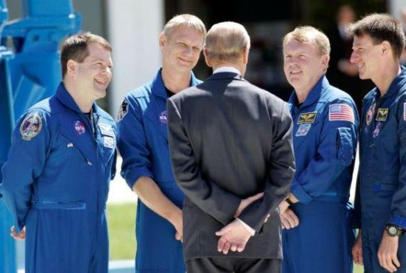 Tito astronauti měli štěstí, že podle prince Philipa nebyli moc tlustí, a tak se mohli podívat do vesmíru.