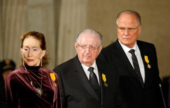 František Čuba (uprostřed), muž, který má návod na úspěch – respektive na to, jak nechodit do práce a stejně dostávat plat.