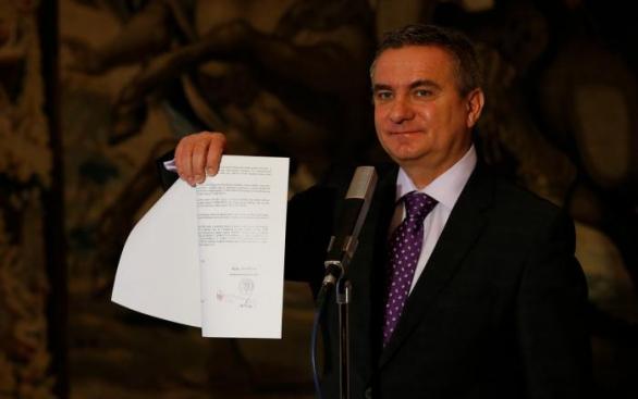 Mynář mává jakýmsi papírem. Ať je to cokoliv, rozhodně to není bezpečnostní prověrka. Tu totiž za 4,5 roku ve funkci nedostal a nadále tak ohrožuje bezpečnost naší země.