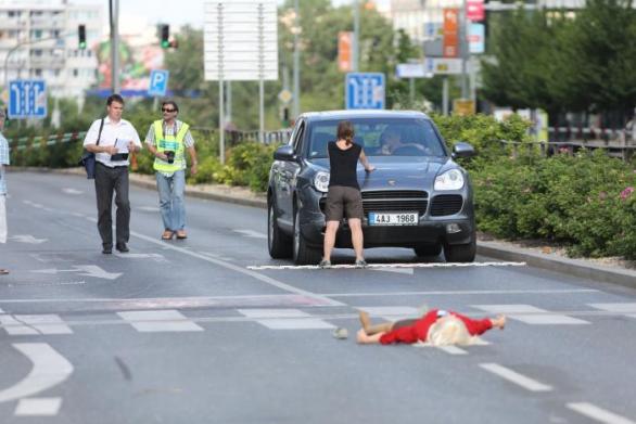 Policejní rekonstrukce autonehody, která dostala Janouška za mříže. Paradoxně se ale právě tam měl mít nejlépe, jelikož neměl přístup k návykovým látkám.