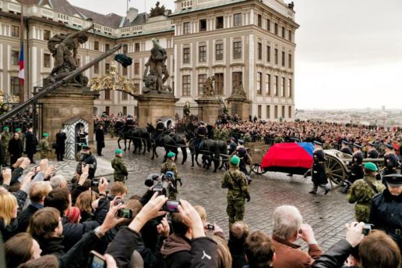 Kam se budou hrabat Masaryk a Havel. S nebožtíkem prezidentem Zemanem teprve poznáme, zač je toho státní funus.