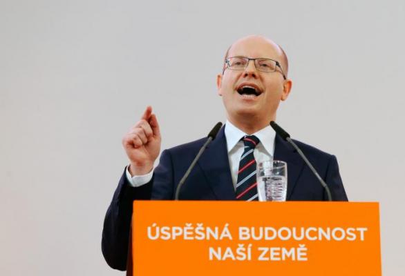 Bohuslav Sobotka by mohl Zemanovo rozhodnutí zvrátit. Jako předseda ČSSD by ale byl sám proti sobě.