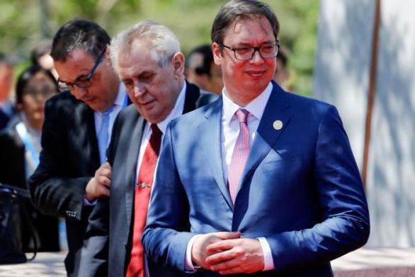 Zeman v Číně vypadal jako troska nad hrobem. Podle Ovčáčka je ale naprosto fit a nejlepší prezident v dějinách prezidentství a opak tvrdí jen pražská kavárna.