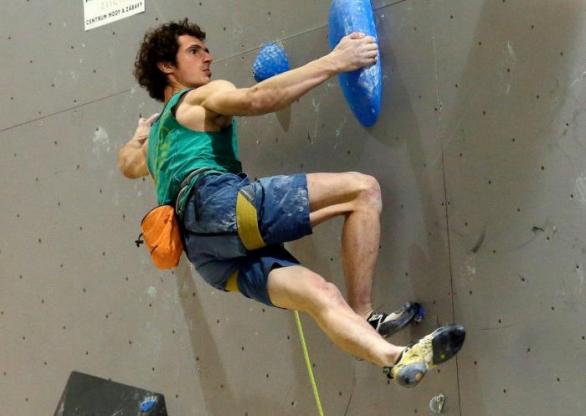 Adam Ondra je mezi horolezci legendou. Letos zdolal nezdolatelnou skalní cestu.