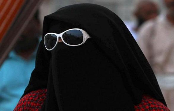 Výhoda sexu s muslimkou je, že může být hnusná, ale to vy nevíte. Nevýhodou je, že se může během sexu odpálit v metru