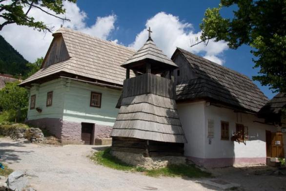Rumpálová studna uprostřed obce bývala jediným zdrojem pitné vody. 