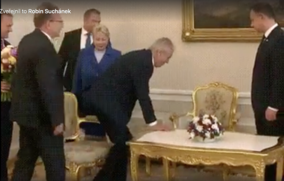 Stařík se v podřepu přesouvá tam, kde měl správně sedět...