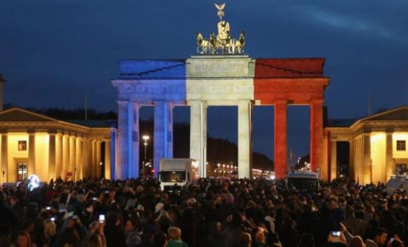 Nezbytnou součástí solidarity se zemí zasaženou terorismem je barevné nasvícení monumentů v národních barvách. Toto privilegium ale mají jen vybrané státy.