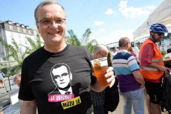 Kalousek sice nemůže za všechno, ale za to, že od TOP 09 utíkají voliči a členové, může docela dost.