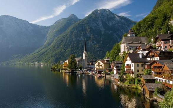 Hallstatt leží jen kousek od dálnice na cestě do Alp. V zimě se to v něm navíc nehemží turisty a na dostřel od něj se nachází spousta parádních sjezdovek.