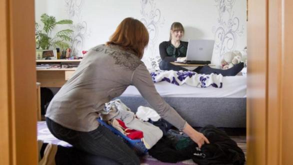 Jako bacha – sice to vypadá, že maminčini vyžírci jsou jen chlapi, jenomže to by bylo genderově nekorektní!
