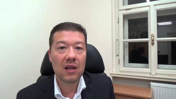 Všechno kolem SPD vypadá děsně lacině a humpolácky. Tomio Okamura pořizuje profesionální videa přes svou Nokii 3310