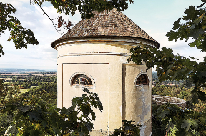 Kaple ve tvaru rotundy u zříceniny Petrohradu (Petršpurku) z poloviny 17. století stojí na místě bývalého hradu založeného již ve 14. století.