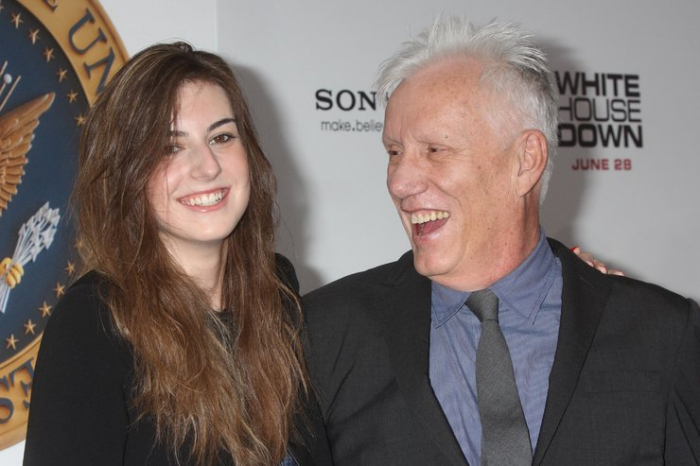 Dnes bez jednoho roku sedmdesátiletý James Woods začal chodit s Kristen Bauguess před dvěma lety, když jí bylo čerstvě dvacet. Věkový rozdíl: 46 let.