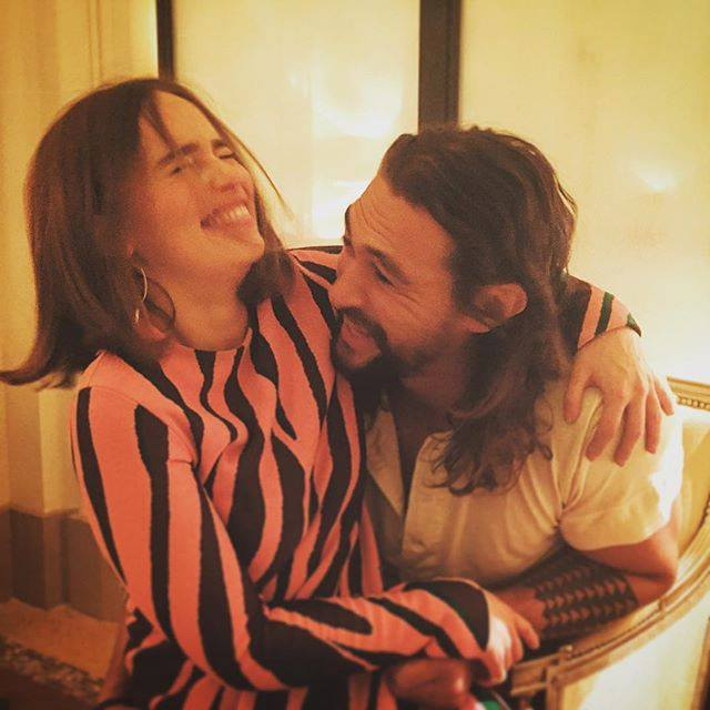 První věta odkazuje na to, co řekla Daenerys před Khalovou smrtí čarodějka Mirri. Konkrétně, že Khal Drogo bude stejný jako předtím až slunce vyjde na západě a zapadne na východě.