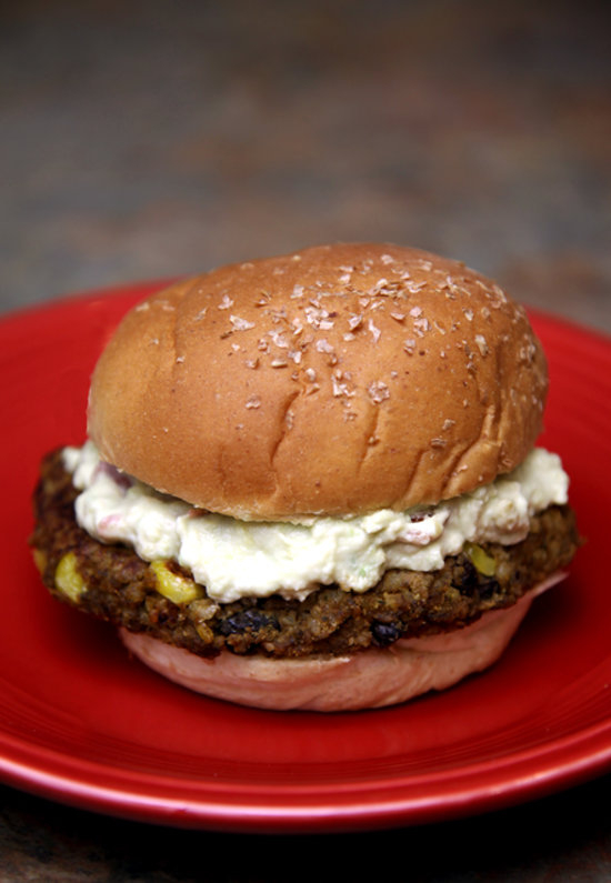 Nemusí to být vždy jen o hovězím mase, z kterého po dotyku nože teče šťáva. Tenhle vegetariánský burger vypadá skoro jako dortík!